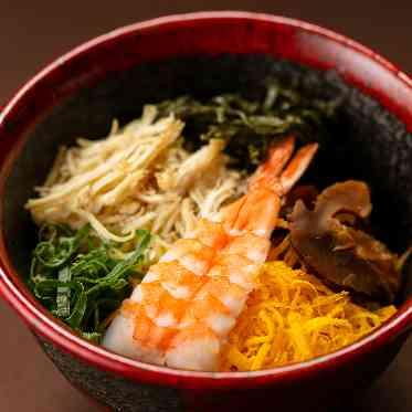 奄美の里サウスヴィラガーデン 奄美の伝統息づく郷土料理「鶏飯」。心温まる優しい出汁の味わいがゲストに喜ばれます