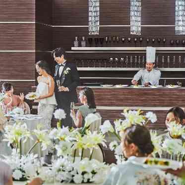 ザ・ピーク プレミアムテラス ボルドーブラウンを基調とした吹き抜けの大空間