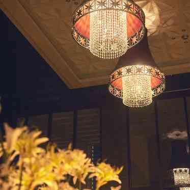 ザ・ピーク プレミアムテラス 薩摩切子をモチーフにしたシャンデリアが美しい輝きを放つ