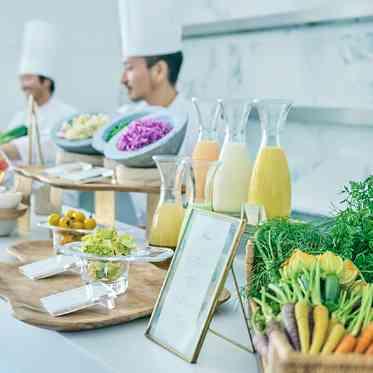 ザ・ピーク プレミアムテラス 彩りも鮮やかに、五感で楽しむお料理を