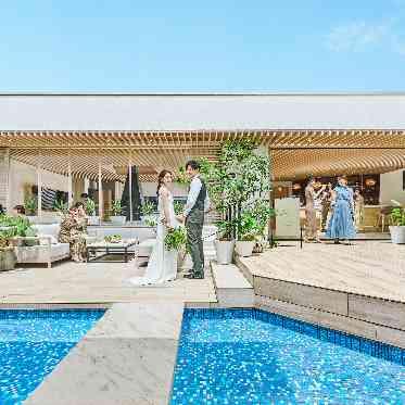 ザ・ピーク プレミアムテラス 美しい青が広がるプール