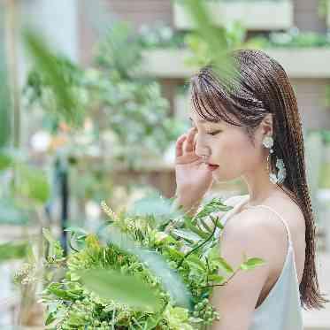 ザ・ピーク プレミアムテラス グリーンに囲まれた花嫁様の素敵ショット