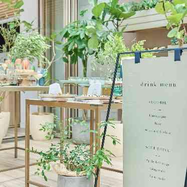 ザ・ピーク プレミアムテラス 開放的な外の空間でゲストと愉しむブッフェタイム