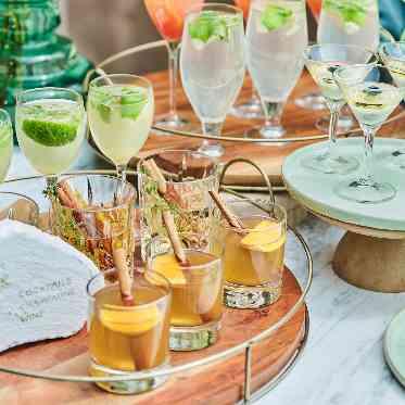 ザ・ピーク プレミアムテラス 色とりどりのドリンクを並べるとさらにオシャレな空間に