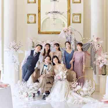 ベイサイド迎賓館(鹿児島)/テイクアンドギヴ・ニーズウェディング メインテーブルにはソファを置いてフォトジェニックな空間に