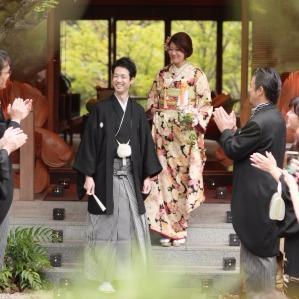 和装での庭演出
