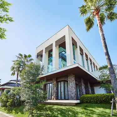 THE MEETS MARINA TERRACE(ザ・ミーツ マリーナテラス) 青空と光が祝福する全面ガラス張りのチャペル