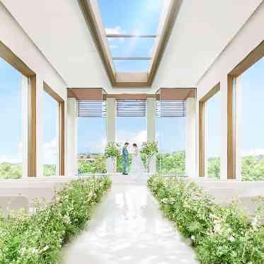 THE MEETS MARINA TERRACE(ザ・ミーツ マリーナテラス) 三面の窓や天窓から降り注ぐ陽光が純白のバージンロードを照らし出す