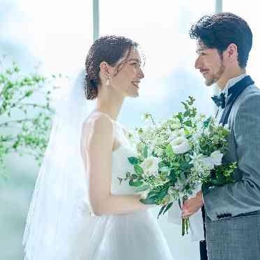 ドレスが映える自然光が入る白いチャペル