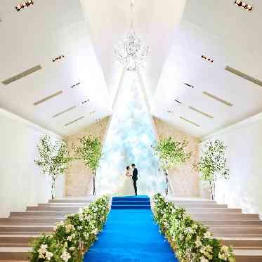 ガラス張りから差し込む温かな光は、花嫁を一層キラキラ輝かせます。