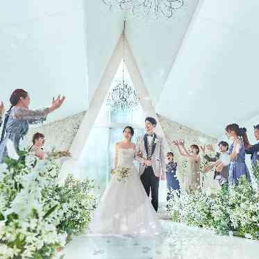 ドレスが映える自然光が入る白いチャペル