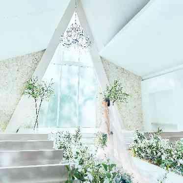 ドレスが映える自然光が入る白いチャペル