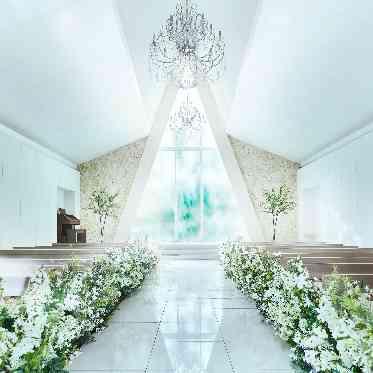 ドレスが映える自然光が入る白いチャペル