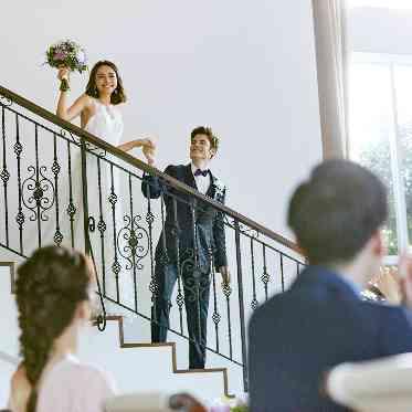 圧巻の大階段入場で花嫁の憧れが叶う！