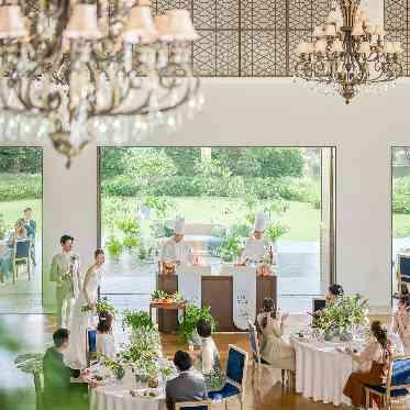 開放感あふれる天井高の空間でゆったり過ごす