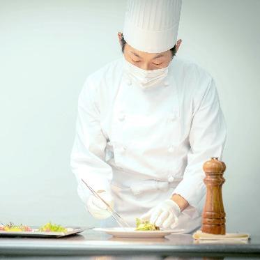 全スタッフの手洗いおよび消毒の実施、出退勤時・業務中のマスク着用を徹底いたします