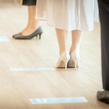 ソーシャルディスタンスを確保するためのPOPや足元マーカーを設置いたします。