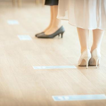 ソーシャルディスタンスを確保するためのPOPや足元マーカーを設置いたします。