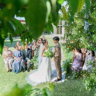 ブランレヴュー宇都宮 アクアテラス 海外挙式のようなナチュラルな雰囲気の中、ゲストの皆様と笑顔あふれる誓いのひととき