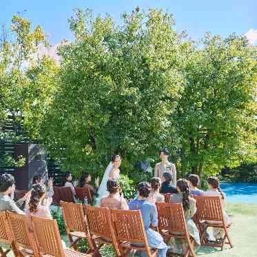 ブランレヴュー宇都宮 アクアテラス 美しい芝生の上に広がる石造りの真っ白なバージンロード