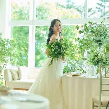 光と水、緑に包まれる空間