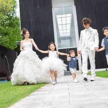 ブランレヴュー宇都宮 アクアテラス チャペル前にてご家族で素敵な一枚♪