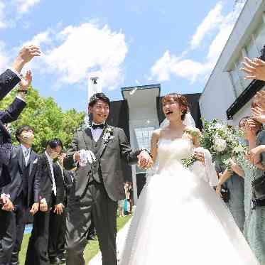 ブランレヴュー宇都宮 アクアテラス 青空の下フラワーシャワー