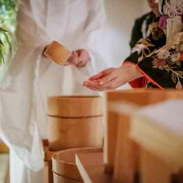 名古屋東急ホテル 参道では手水の儀を行うなど、数々の儀式や作法に則り本式にて執り行われる神前式。