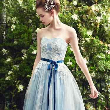 提携するドレスショップ「FOUR SIS & CO」