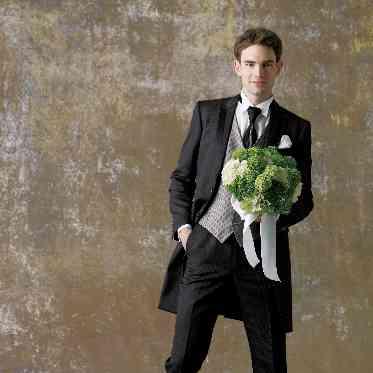 提携するドレスショップ「FOUR SIS & CO」