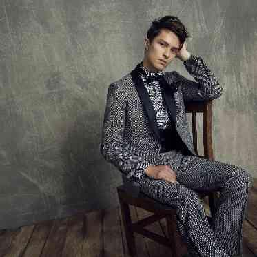 提携するドレスショップ「FOUR SIS & CO」