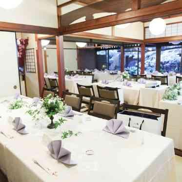 神楽家 (かぐらや) 会場内のレイアウトはおふたり次第。テーブルクロスの色もお好みをセレクト可