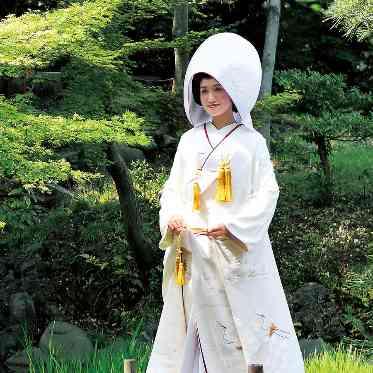 神楽家 (かぐらや) 和装=白無垢!と思いの花嫁も多いはず。白無垢だけでも多種の和装をご用意しています