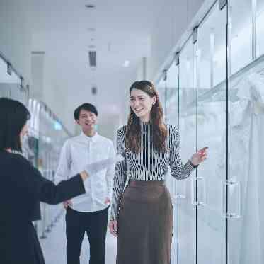 豊富なドレスラインが揃う圧巻のドレスサロンでお気に入りの一着が見つかる