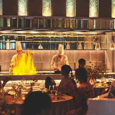 オープンキッチンの圧巻のパフォーマンスはゲストからも好評!