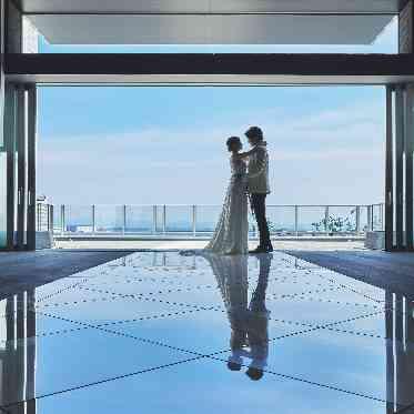 ノートルダム神戸/FIVESTAR WEDDING 挙式の後は海と空へ続くウエディングロードを進み、スカイガーデンへ