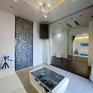 ノートルダム神戸/FIVESTAR WEDDING 個室のドレスサロンでコスチュームアドバイザーが一生に一度の一着を