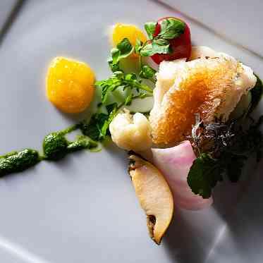 ノートルダム神戸/FIVESTAR WEDDING オンリーワンの一皿。思い出の料理を再現したいというお二人の想いを料理で形にする