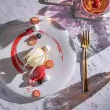 ノートルダム神戸/FIVESTAR WEDDING パテシエが手掛ける美しいデザートの一皿。