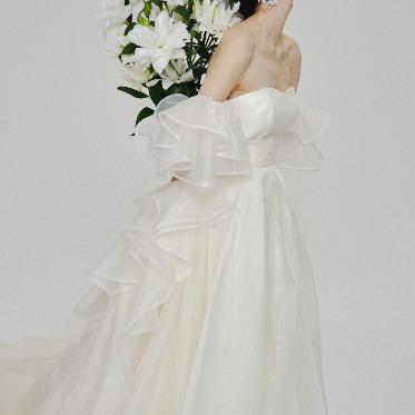 たっぷりとした華やかなボリュームとシアーな軽さも備えた一着