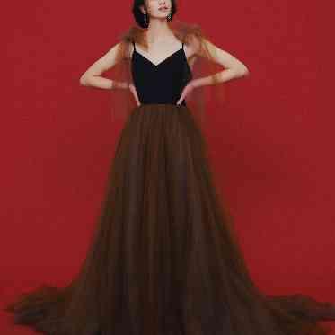 トレンドのアースカラーを絶妙な奥行きでレイヤードしたカーキのチュールスカート