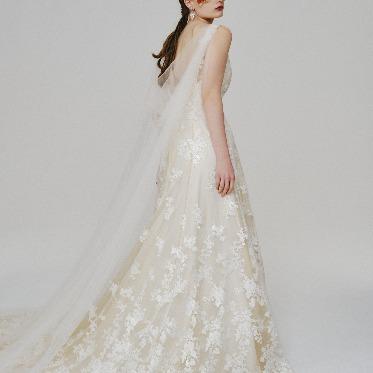 アイボリーのニュアンスを添えてくれるヌードチュールのオーバーガウン