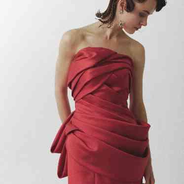 光沢感のあるサテン生地に加え織り込まれたデザインでワンランク上のドレスに