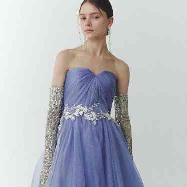 袖とウエストにあしらわれたビーズが高級感を演出