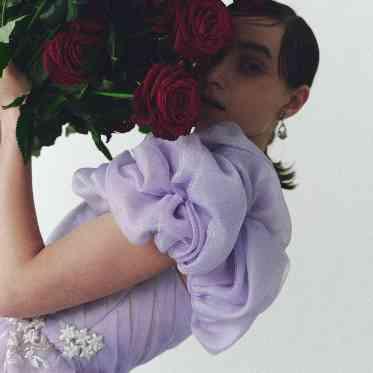 トレンドのくすみパープルで大人な雰囲気も