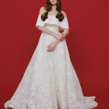 細かくあしらわれた刺繍で可愛らしさと高級感を演出