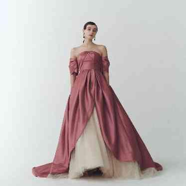 サテンとチュールのミックスでトレンド感のある一着に