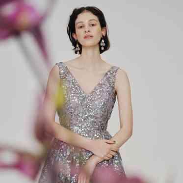 高級感のあるビーズドレスは動くたびに反射し煌びやかな印象に