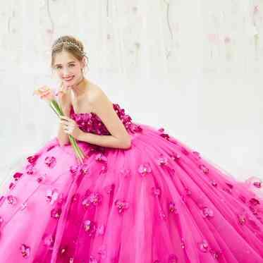 AILES FORTUNA (エール・フォルトゥーナ) 会場に映えるピンクドレス