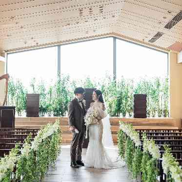 KIYOMIZU京都東山 ウエディングドレス姿が映える、木目調のバージンロードが好評